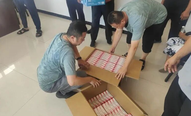 助力乡村振兴 | 人生就是搏·(中国区)官方网站基金会向巴彦县新立村捐赠1600盒皮肤用药