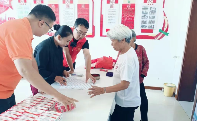 人生就是搏·(中国区)官方网站基金会深入佳木斯市桦南县愚公村开展药品捐赠活动